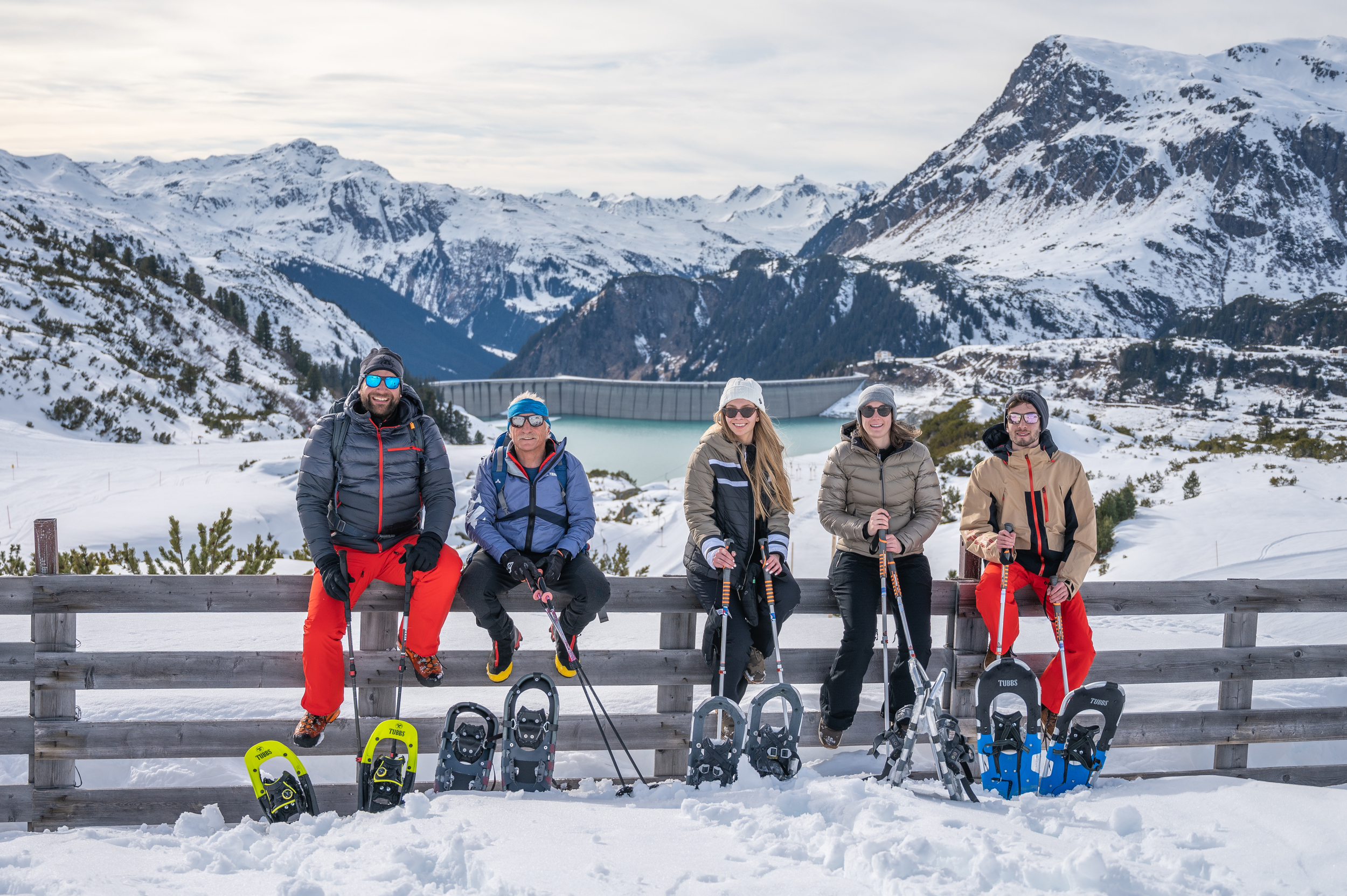 5 Schneeschuhwanderer bei einer Pause 