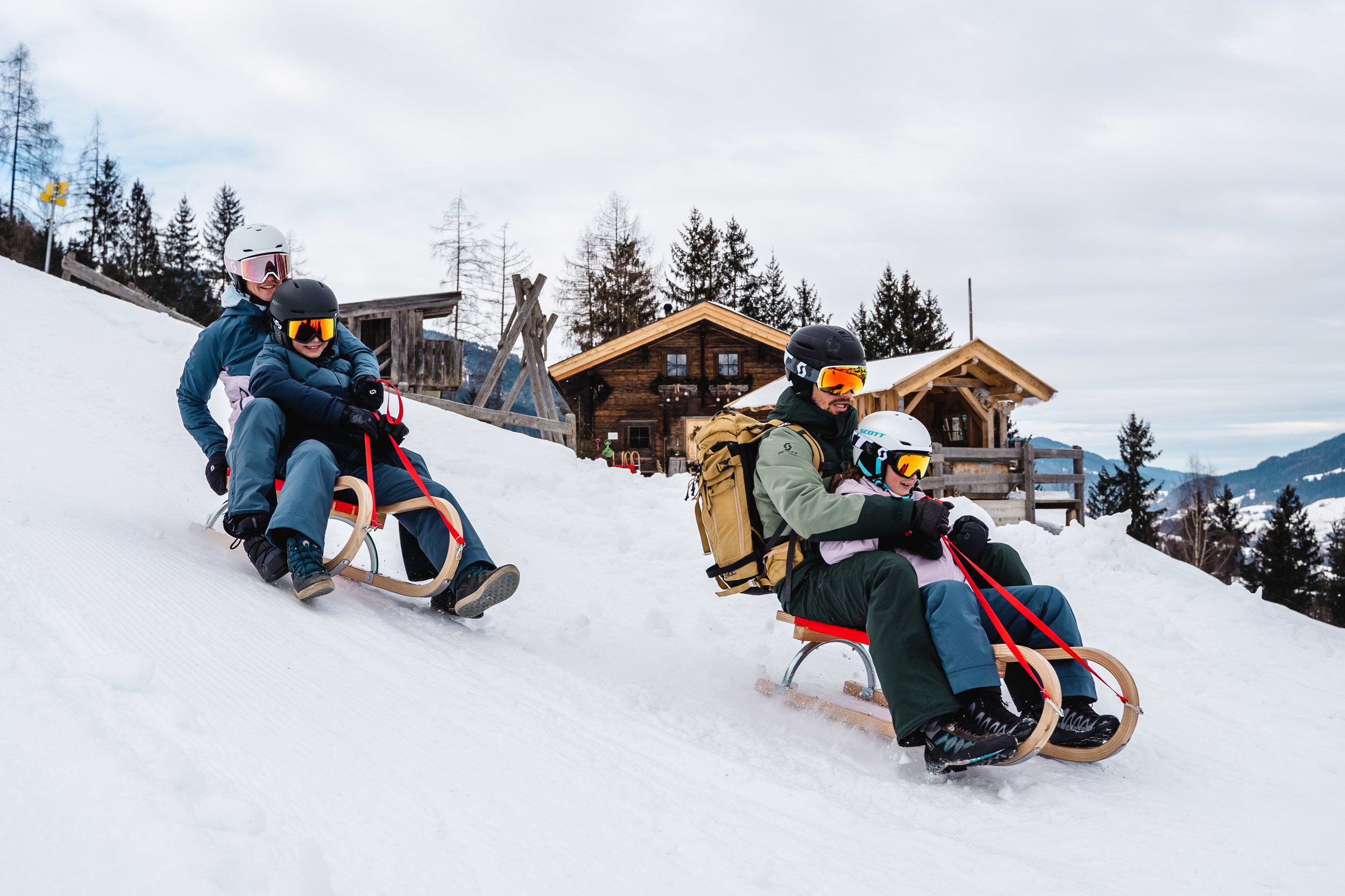 Familie rodelt in Saalfelden-Leogang