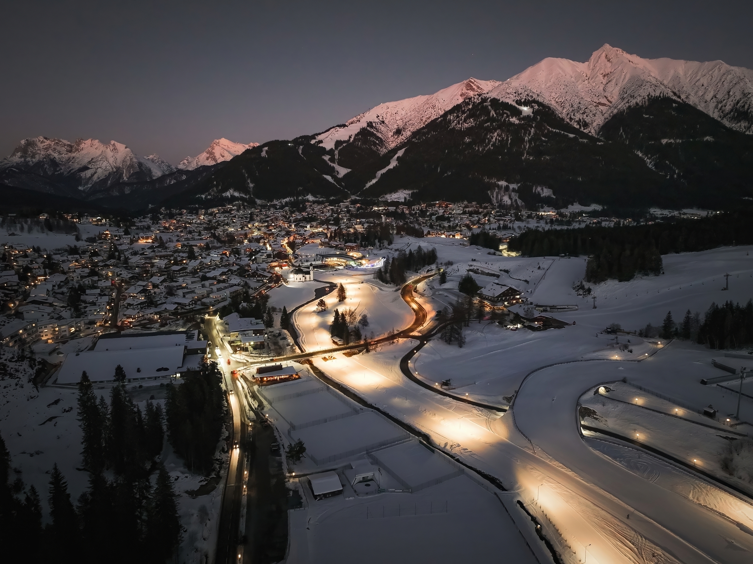 Blick auf die Nachtloipe A7 in Seefeld mit Reitherspitze im Hintergrund Region Seefeld