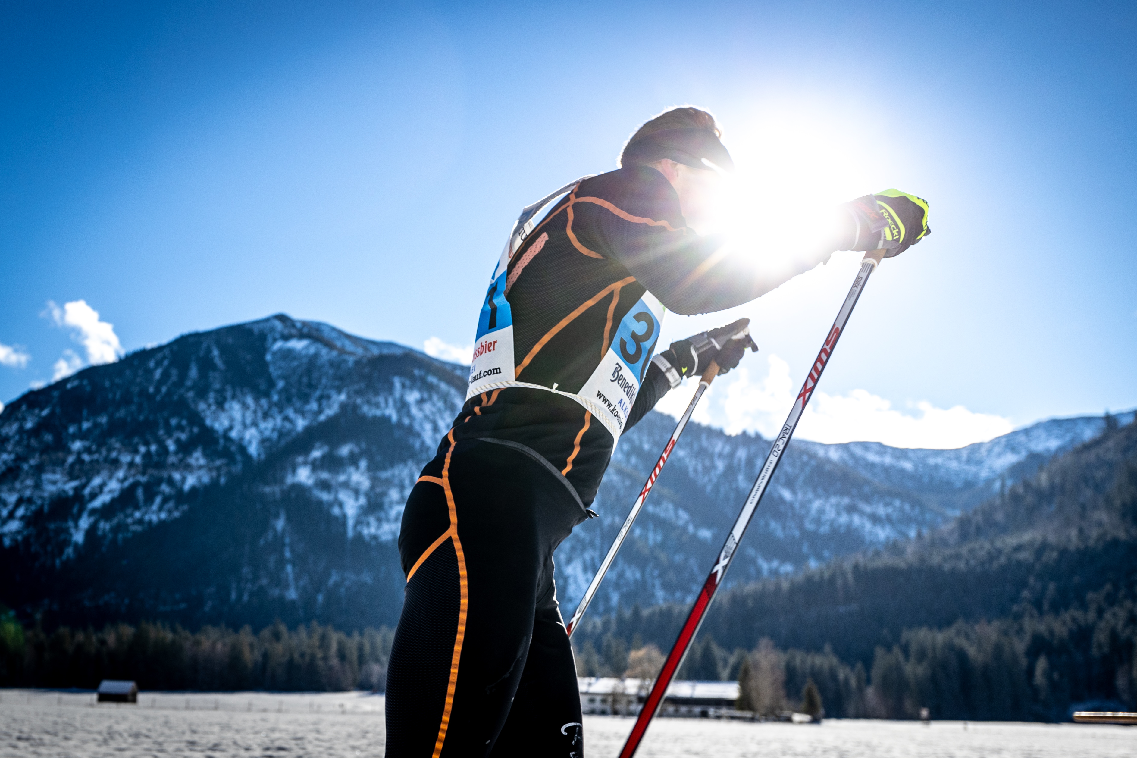 Skimarathonläufer von Nahem vor einem Berg