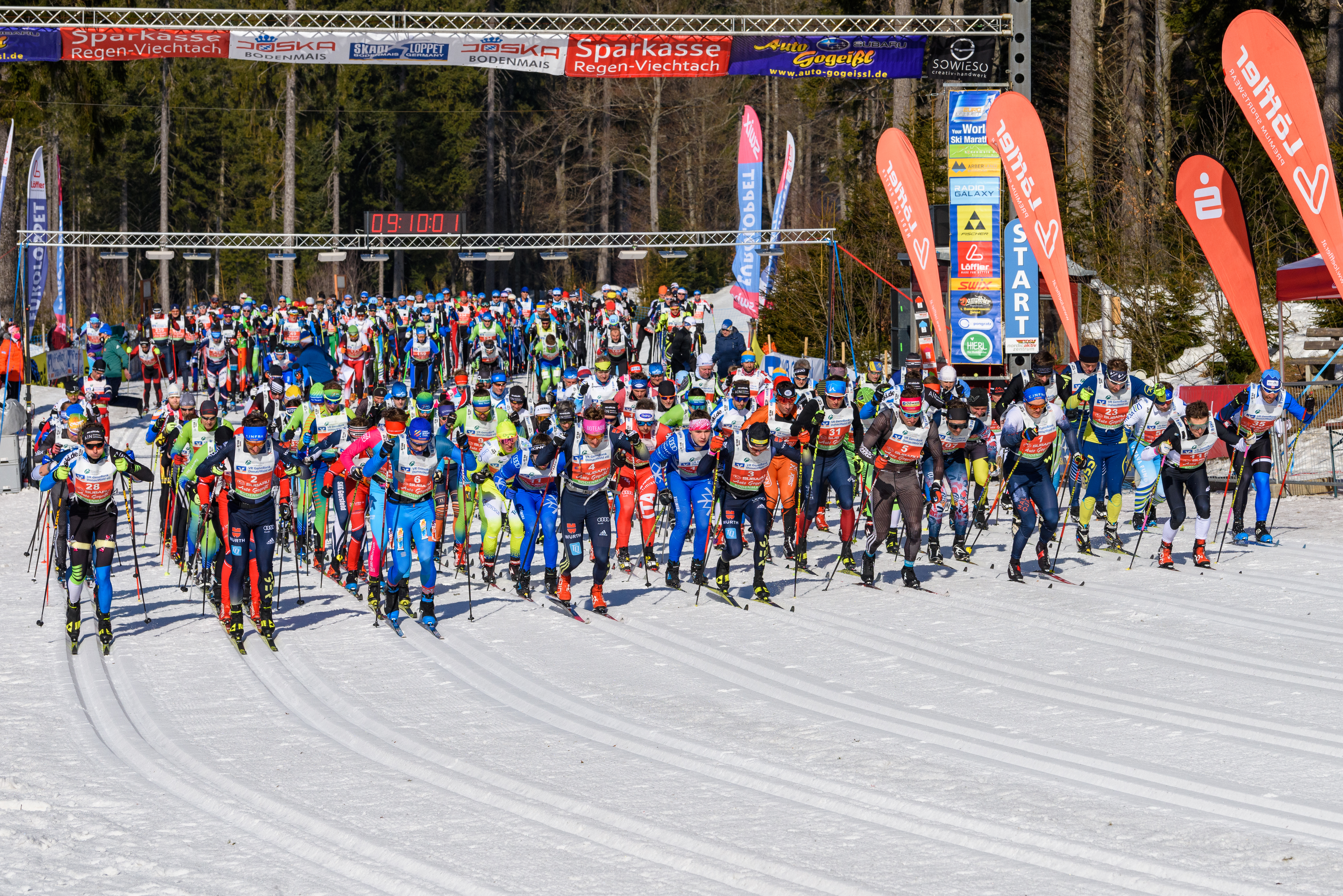 Massenstart Skimarathon bei sonnigen Bedingungen