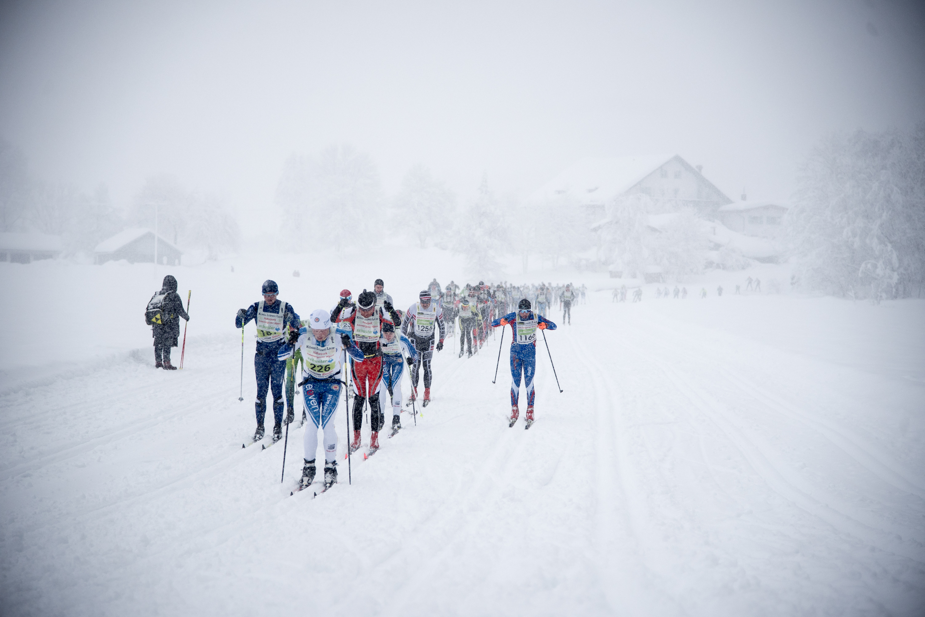 Vereinzelte Skimarathonläufer auf eienr sehr schneereichen Strecke