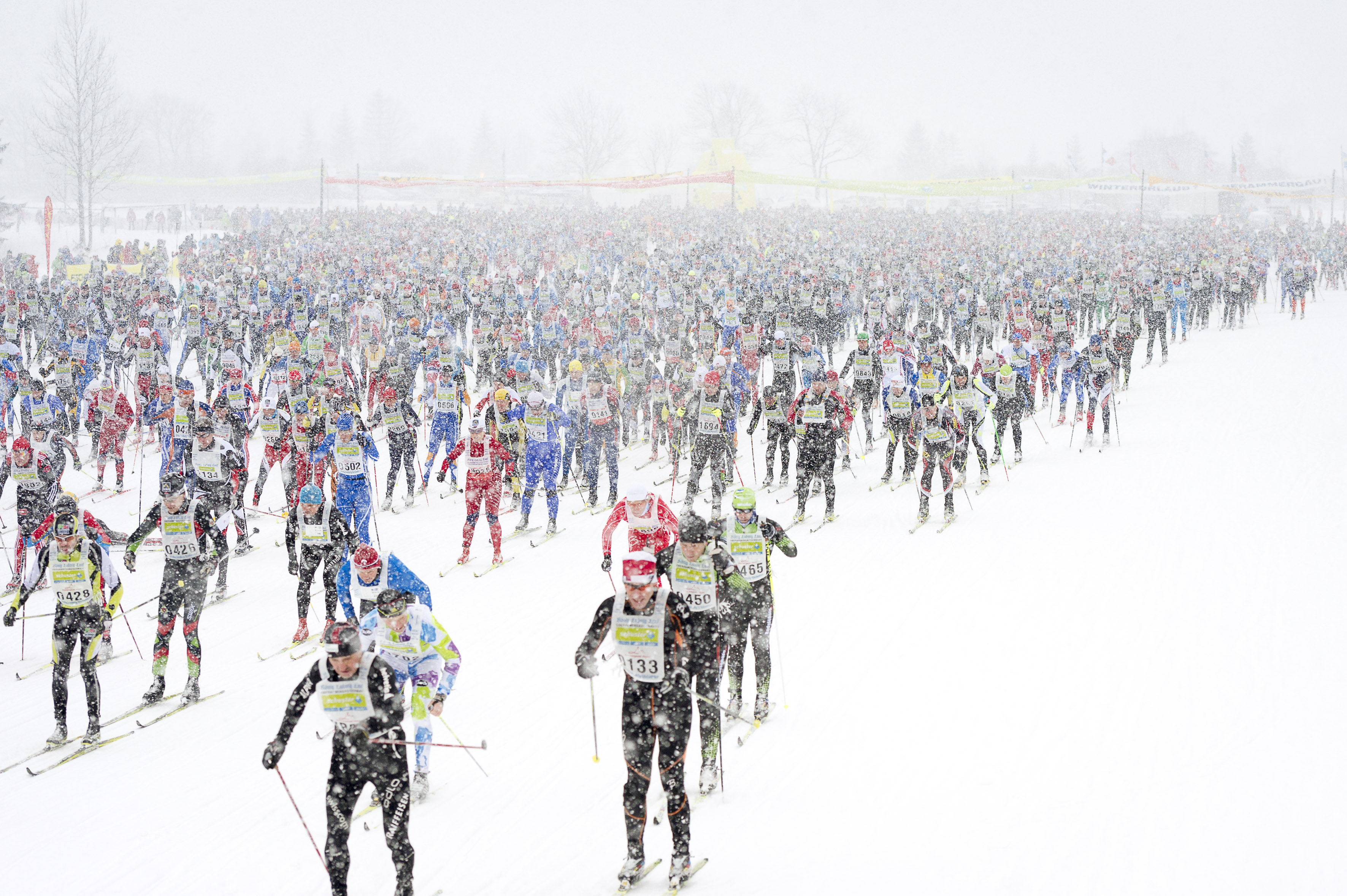 Massenstart Skimarathonläufer bei sehr schneereichem Wetter