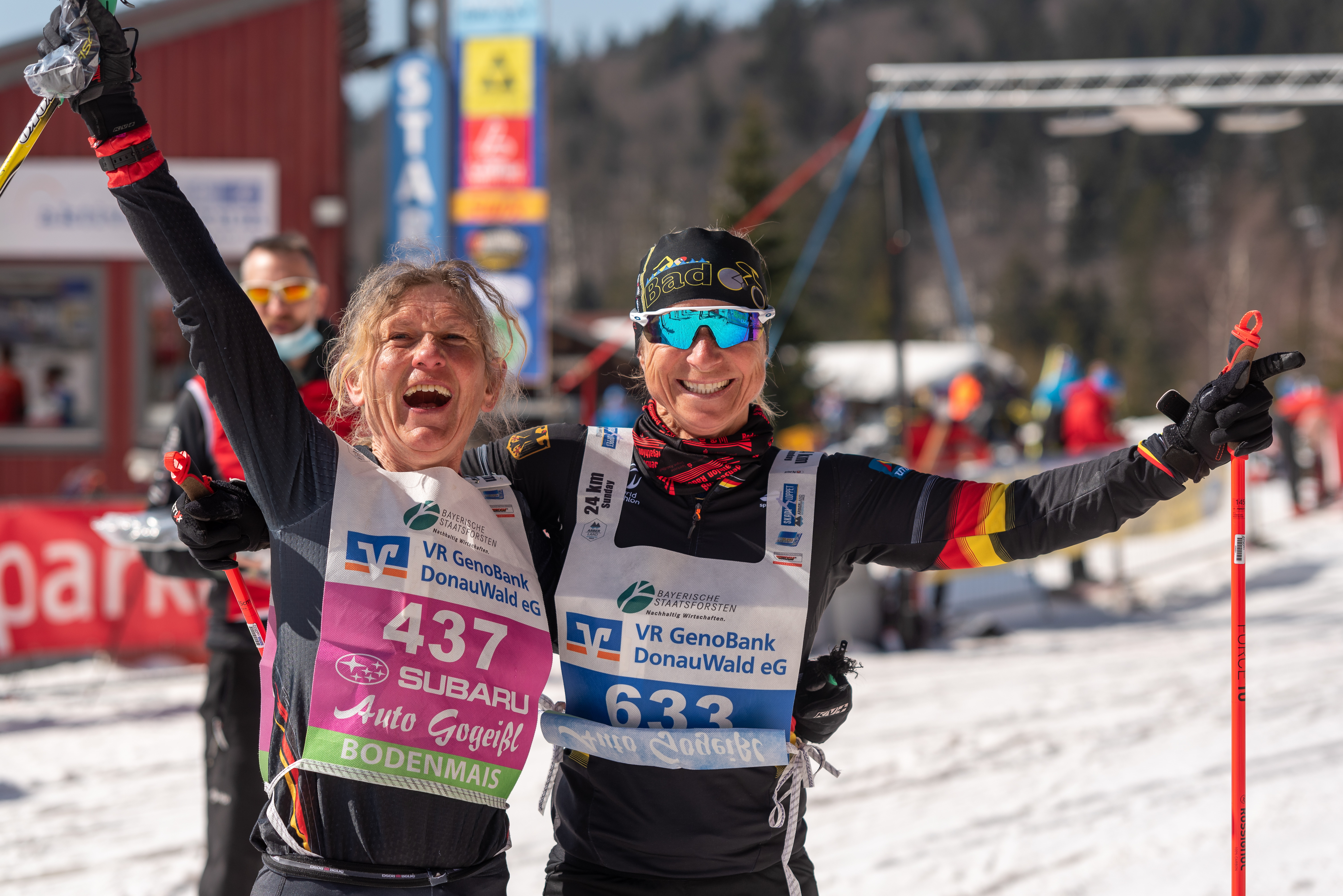 Zwei Skimarathonläuferinnen freuen sich gemeinsam nach Absolvieren der Strecke